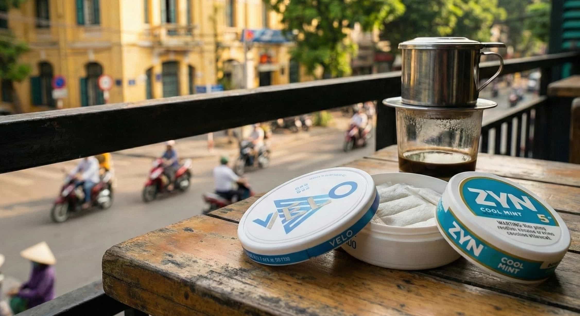 Túi nicotine bên phin cà phê Việt Nam trên ban công Hà Nội