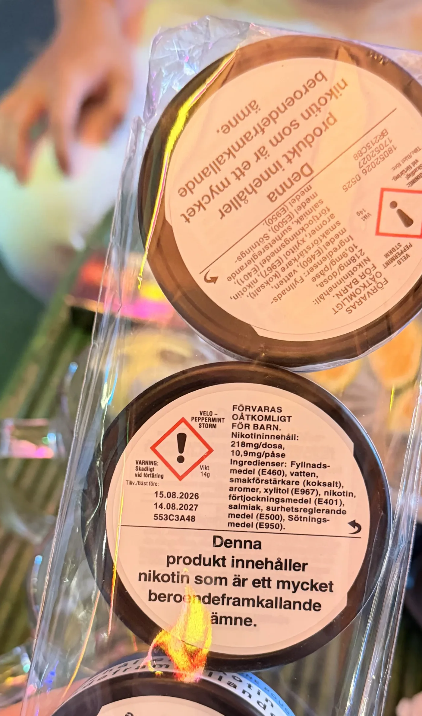 Đáy hai hộp VELO Peppermint Storm trong cùng một màng nhựa, mỗi hộp in một ngày sản xuất và một dãy mã khác nhau.