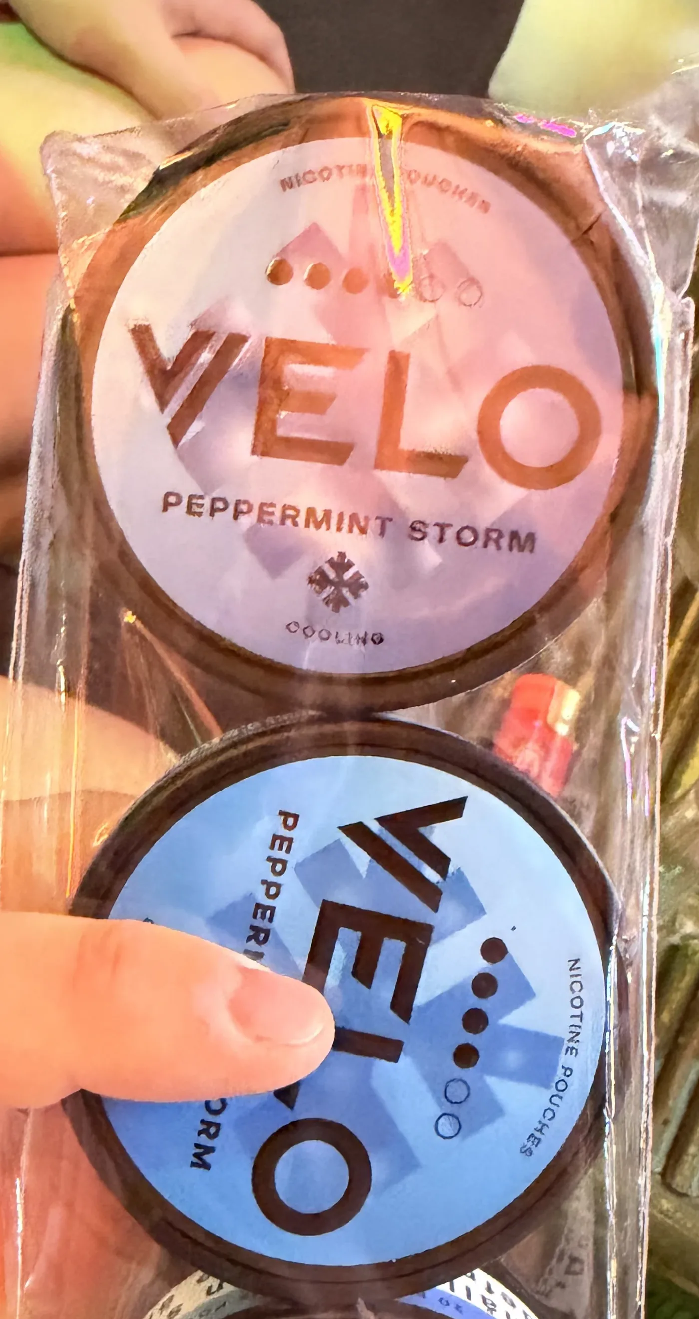 Ba hộp VELO Peppermint Storm xếp chồng trong một màng nhựa trong không nhãn hiệu, hàn nhiệt hai đầu.